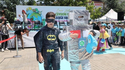 Atıklardan kıyafet yapıp, defilede sergilediler