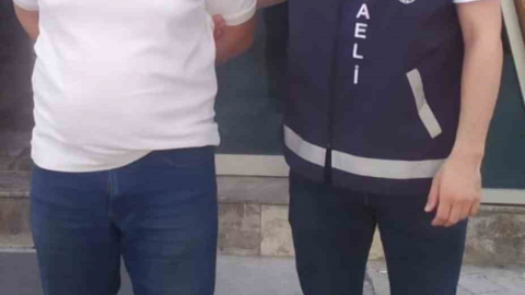 Uyuşturucu suçundan aranan şahıs kıskıvrak yakalandı