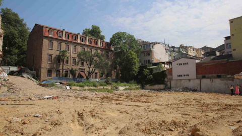Büyükakın: 'Yıkılan vergi dairesinin yerine park yapılacak'