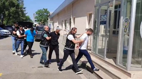 Eşini darp ettiği iddia edilen adamı öldüresiye dövüp videoya kaydettiler