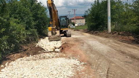 Karatepe'nin bozulan yolları yenileniyor