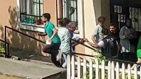 Sınava yetişmeyen öğrenci giriş belgesini çöpe atarak çaresizce evine döndü