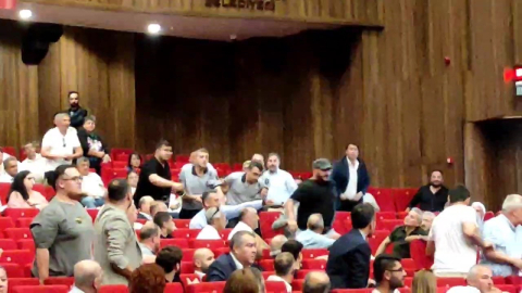 Salonda ipler gerildi: CHP'li milletvekilinin kuzeni 'Seni vururum' diyerek koştu
