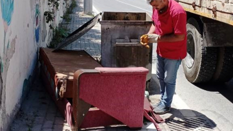 Dilovası'nda çöpe atılan ev eşyaları bertaraf ediliyor
