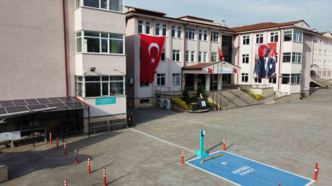 Bu okul enerjisini güneşten alıyor