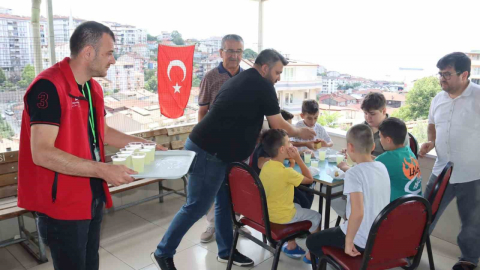 Kur'an kursuna başlayan çocuklara kek ve limonata ikramı