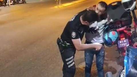 Polisten motosiklet sürücüsüne 'sesli' ders