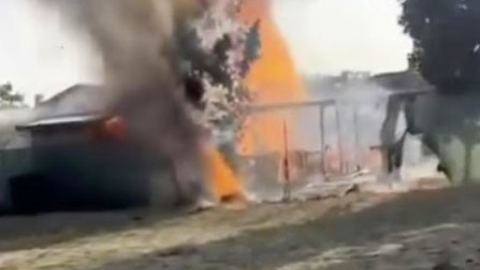 Ahşap evde çıkan yangını hortumla söndürmeye çalışsa da başarılı olamadı