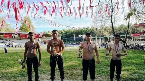 Körfezli güreşçiler Akyazı'da madalya kürsüsüne çıktı