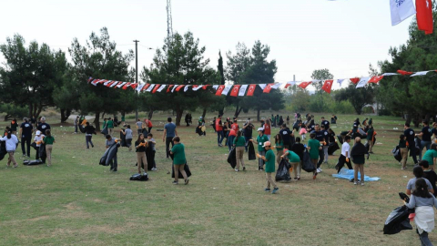 Gebze'de öğrenciler yere atılan çöpleri toplayarak farkındalık oluşturdu