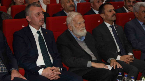 Başkan Büyükakın: 'Dünya yeniden felsefeye, hiç olmadığı kadar vicdanların sesini duymaya muhtaç'
