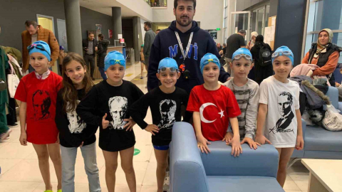 Minik yüzücüler madalyaları topladı