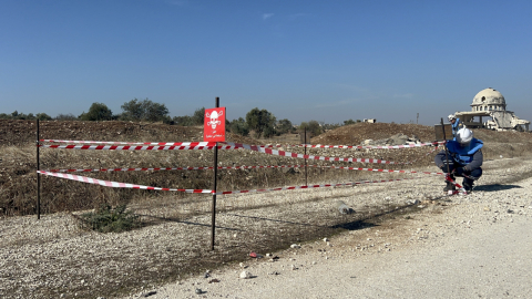 Terör örgütü PKK/YPG'nin Tel Rıfat'ta yollara döşediği bombalar temizleniyor