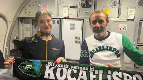 Kocaelispor'lu taraftarın galibiyet sevinci uçakta hostese beste yaptırdı