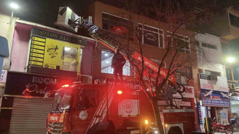 Evden kaçıp çatıda mahsur kalan kediyi itfaiye kurtardı