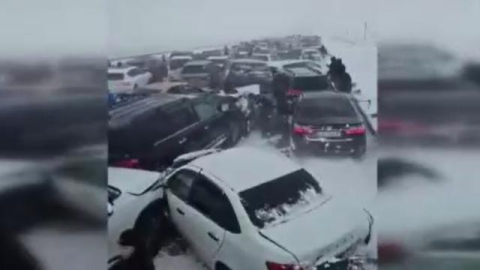 Kazakistan’da 95 araç birbirine girdi