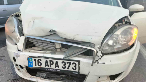 Kocaeli'nde otomobil önündeki araca çarptı: 1 çocuk yaralı