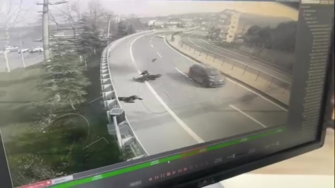 Motosikletlinin öldüğü feci kaza kamerada