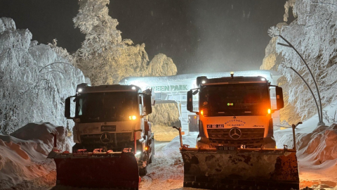 Kocaelİ’de karla mücadelede eden ekipler yolları açmaya devam ediyor