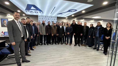 KOVİAD'dan Anahtar Parti İzmit İlçe Başkanı Ömer Özkan'a Tebrik Ziyareti