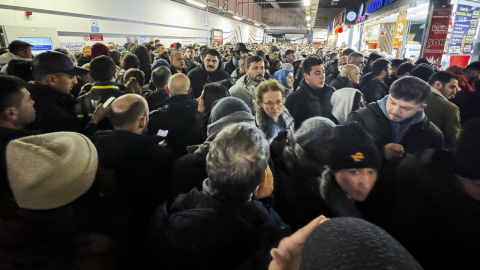 İstanbul’da kar yağışı sonrası hayat durdu! Toplu taşımada izdiham yaşanıyor..