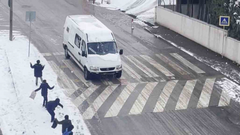 Çocuklar araçlara kar topu attı, yetişkinler böyle karşılık verdi