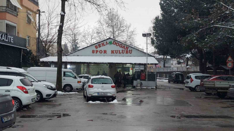 Okey masasında silahlı kavga: Olayı ayırmaya çalışırken yaralandı