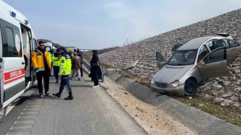 Kuzey Marmara'da kazaya karışan otomobil istinat duvarına çıktı
