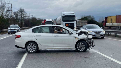 TEM'de otomobil tıra arkadan çarptı: Trafik aksadı