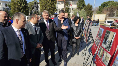 Depremde hasar gören binaların yer aldığı fotoğraf sergisine yoğun ilgi