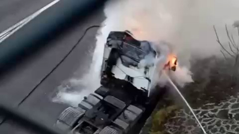 Seyir halindeki tırda çıkan yangını itfaiye söndürdü