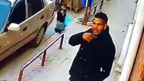 Biri oyaladı, diğeri kucağındaki bebekle çaldı