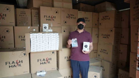 Bir ev dolusu maskeyle baş başa kaldı, ne yapacağını bilmiyor