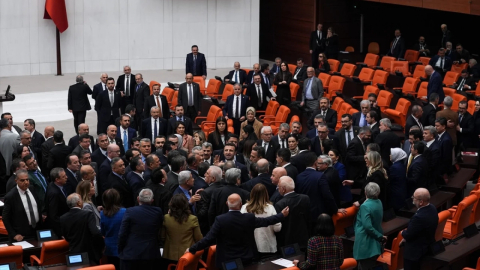 Meclis'te kavga çıktı AK parti ile CHP milletvekilleri arasında arbede yaşandı