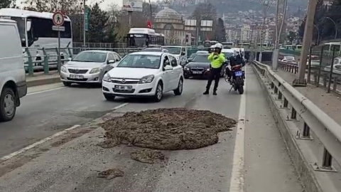 D100'de kamyondan dökülen çamur trafiği altüst etti: 6 bin 584 TL ceza kesildi