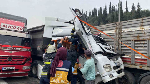 Dört aracın karıştı zincirleme kazada kağıt gibi ezilen kabinden sağ çıktı