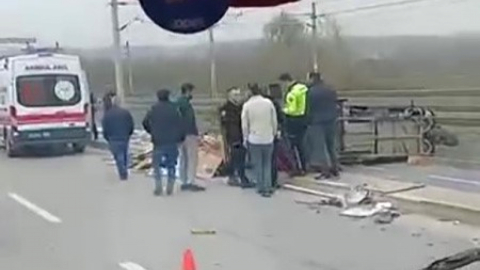 Otomobille çarpışan kağıt toplayıcısının kullandığı motor yan yattı: 1 yaralı