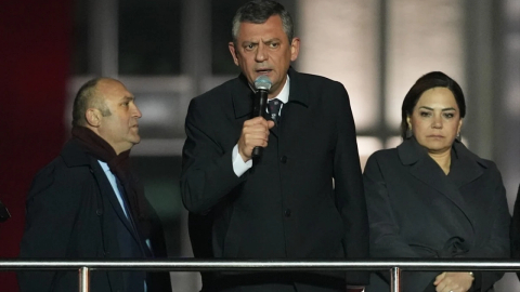 Özgür Özel'den Vali Davut Gül’e tehdit: Alnını karışlarım