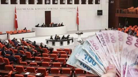 Emekli ikramiyesini 4 bin liraya yükselten teklif TBMM'de kabul edildi