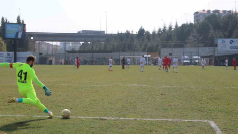 Futbolcular sentetik zeminde zorlandı, maçların yeri değişti