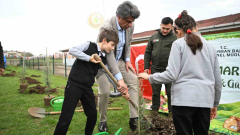 İlkokul öğrencileri fidan dikti