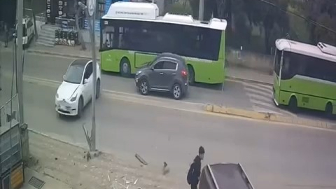 U dönüşü yapan Tesla sürücüsü faciaya sebep oluyordu