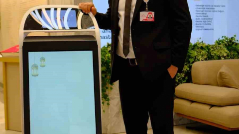 Hastanede robot dönemi: Hasta ve hasta yakınlarına refakat ediyor