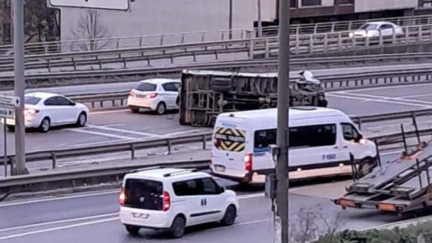 Hurda yüklü kamyonet devrildi