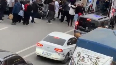 Kocaeli'nde korkunç kaza: Motosikletten düşen kadına kamyonet çarptı