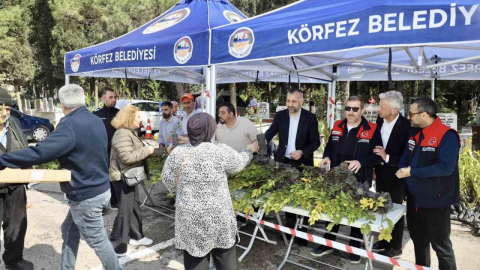 Mezarlıklarda fidan dağıtımı