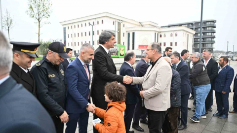 Büyüklerin elini öpen çocuklar bayram harçlığını kaptı