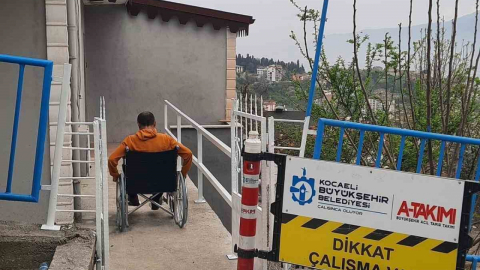 Evine girip çıkmakta zorluk yaşayan engelli vatandaş için rampa yapıldı