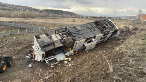 Otobüs Tarlaya Uçtu: 2 ölü,  25 yaralı