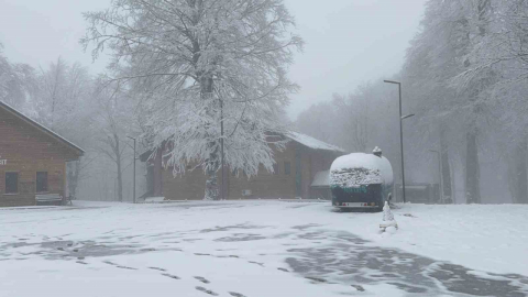 Kartepe'ye lapa lapa kar yağdı